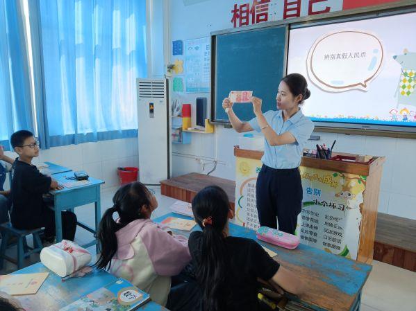9月14日，岚山农商银行组织青年志愿者为甫田小学学生送去一堂别开生面、生动有趣的“金融小课堂”