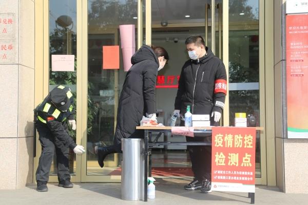邹城为客户鞋底喷洒酒精消毒-2