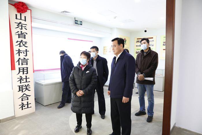 700参观展览馆_副本