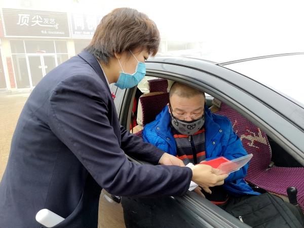 02临清为客户上门办理业务_副本