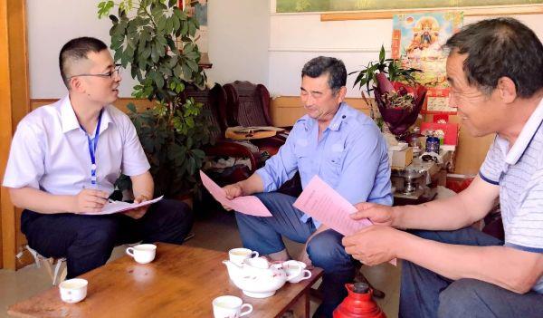 五莲农商银行驻村客户经理进行客户走访