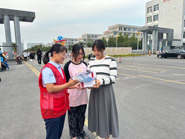 昌邑农商银行向在校大学生介绍金融知识