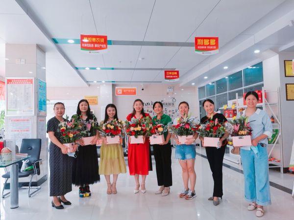 淄川农商银行开展“相约七夕，爱在农商”插花活动，邀约辖内小微企业负责人和财务人员参与，以花为媒，搭起连心桥，持续推进“四个清单”对接工作。（淄川农商银行_王媛媛）