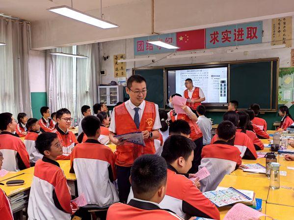 金乡农商银行开展进校园宣传活动