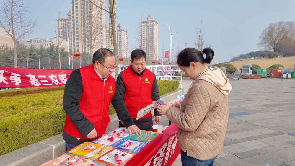 莱州农商银行联合莱州市惠峰志愿服务中心开展学雷锋公益活动。